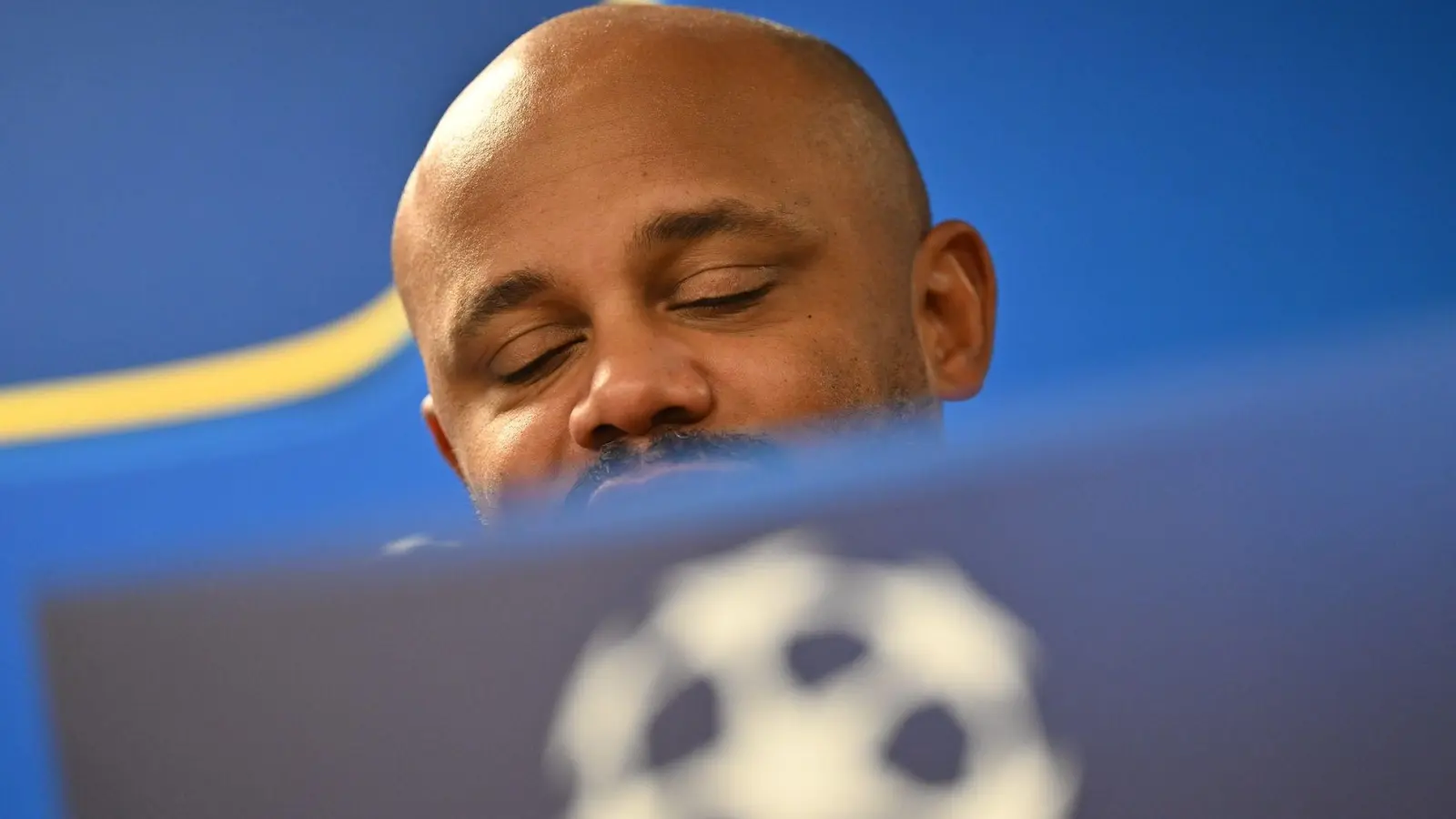 Auszeit vom Fußball-Alltag: Bayern-Trainer Vincent Kompany muss sich nach seinem Zusammenbruch erst mal erholen. (Archivbild) (Foto: Peter Kneffel/dpa)