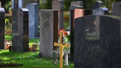 Geheimer Ort der letzten Ruhe? Nahe Angehörige dürfen auch nach der Beisetzung erfahren, wo die verstorbene Person bestattet wurde – sofern dies nicht ihrem Willen widerspricht. (Foto: Karl-Josef Hildenbrand/dpa)