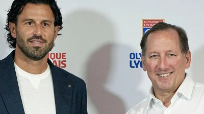 Im Zentrum der Proteste: Lysons Clubbesitzer John Textor - hier bei der Vorstellung des ehemaligen Trainers Fabio Grosso. (Foto: Laurent Cipriani/AP/dpa)