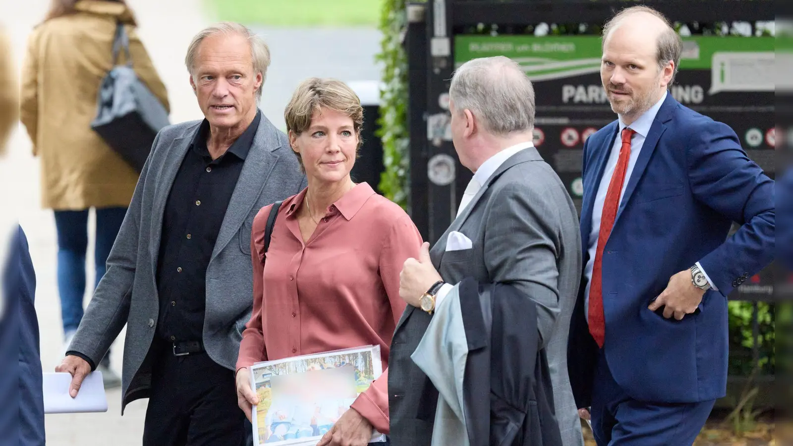 Die Angeklagte Christina Block brachte ein Foto ihrer Kinder mit zum Prozess. (Foto: Georg Wendt/dpa)