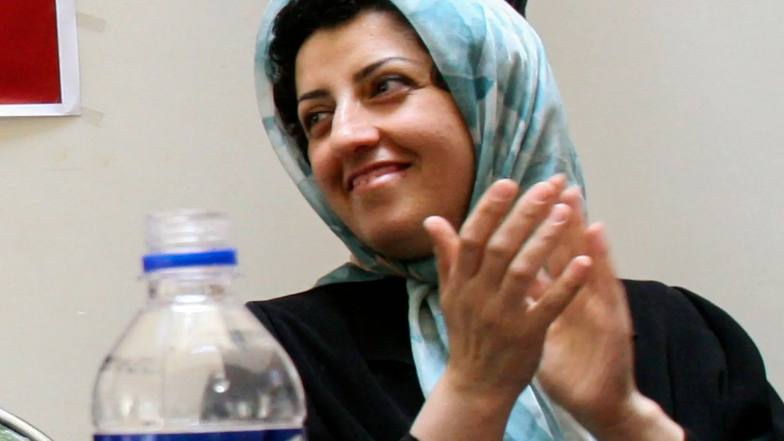 Narges Mohammadi applaudiert bei einem Treffen über Frauenrechte am 03.07.2008 in Teheran. (Foto: Vahid Salemi/AP/dpa)