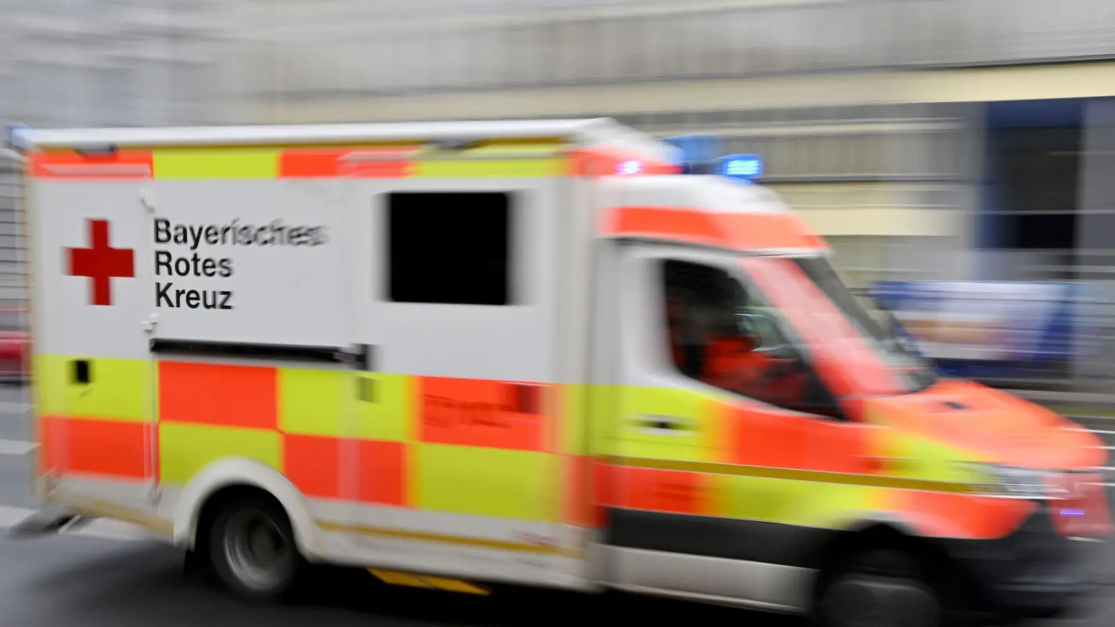 Der Mann verletzte sich durch die herunterfallenden Fenster und musste ins Krankenhaus gebracht werden. (Symbolbild) (Foto: Peter Kneffel/dpa)