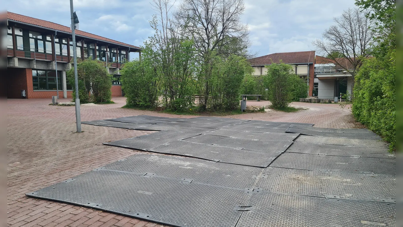 Bodenschutzplatten liegen auf dem Schulgelände aus. Sonja Wachtler, Leiterin der Bad Windsheimer Mittelschule, sieht darin jedoch „Stolperfallen“. (Foto: Anna Franck)
