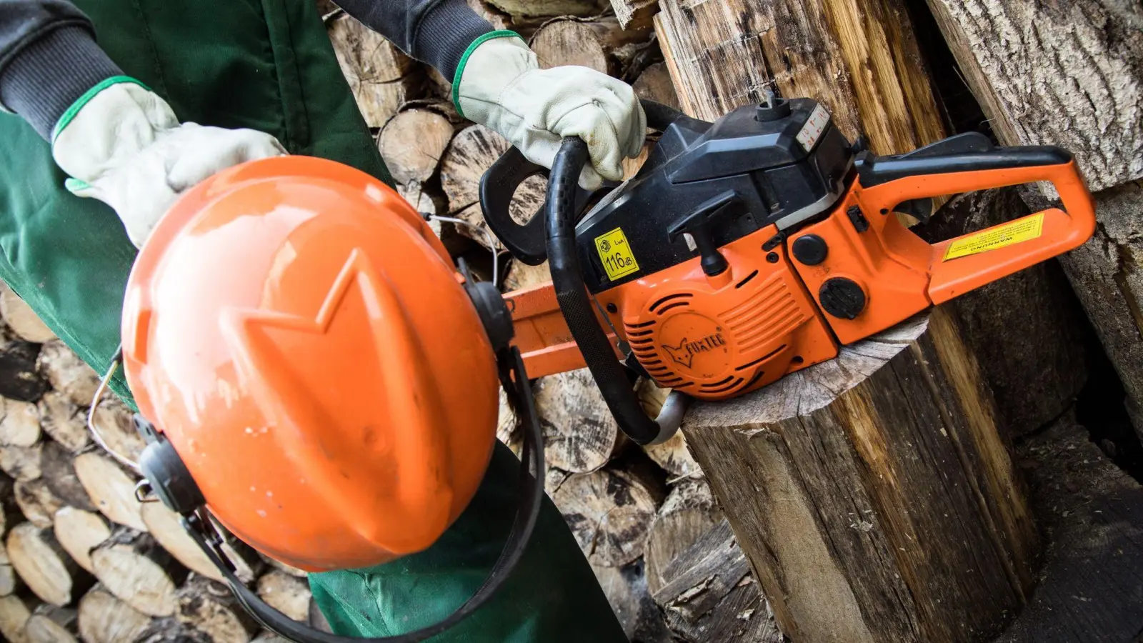 Bei Sägearbeiten an einem Baum ist in Wassertrüdingen eine 19-Jährige verletzt worden. (Symbolbild: Christin Klose/dpa-tmn)
