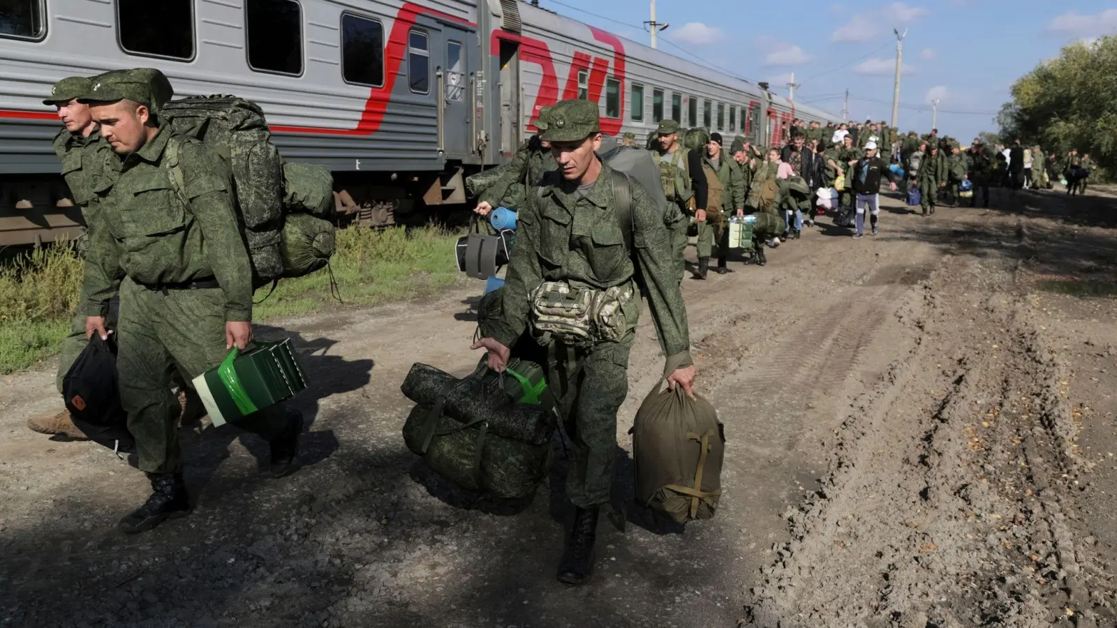 Russische Rekruten auf einem Bahnhof in Prudboi in der Region Wolgograd. (Foto: Uncredited/AP/dpa)