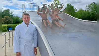 Bürgermeister Philipp Flierl (links) gibt das Startsignal für die hart gesottenen Rutschfreunde (weiter von links): Ronald Reichenberg, Benjamin Woodcock und Thomas Hartlehnert. (Foto: Katrin Merklein)