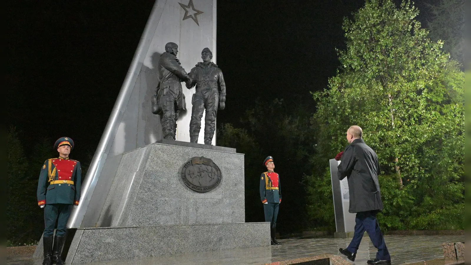 Kremlchef Wladimir Putin hat bei einem Zwischenstopp in Magadan im Fernen Osten Russlands eine Vielzahl an Terminen absolviert, bevor er sich mit US-Präsident Donald Trump in Alaska trifft. (Foto: Alexei Nikolsky/Pool Sputnik Kremlin/AP/dpa)