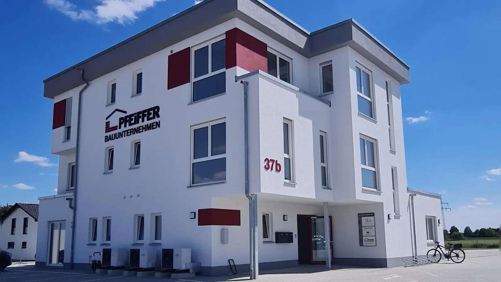 In diesem schmucken Neubau befinden sich unter anderem die lichtdurchfluteten Räumlichkeiten des Bauunternehmens Pfeiffer.  (Foto: Bauunternehmen Pfeiffer)