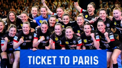 Die Spielerinnen der deutschen Handball Nationalmannschaft jubeln nach dem Spiel mit dem „Ticket to Paris” über die Qualifikation für die Olympischen Spiele 2024 in Paris. (Foto: Tom Weller/dpa)