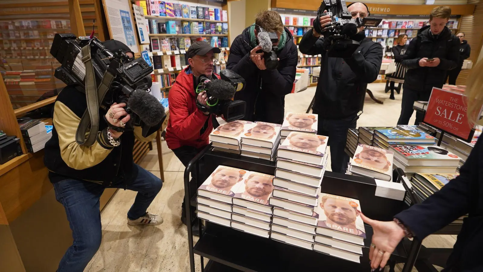 An Presse mangelte es nicht für Prinz Harrys Autobiografie mit dem Titel „Spare“. (Foto: James Manning/PA Wire/dpa)