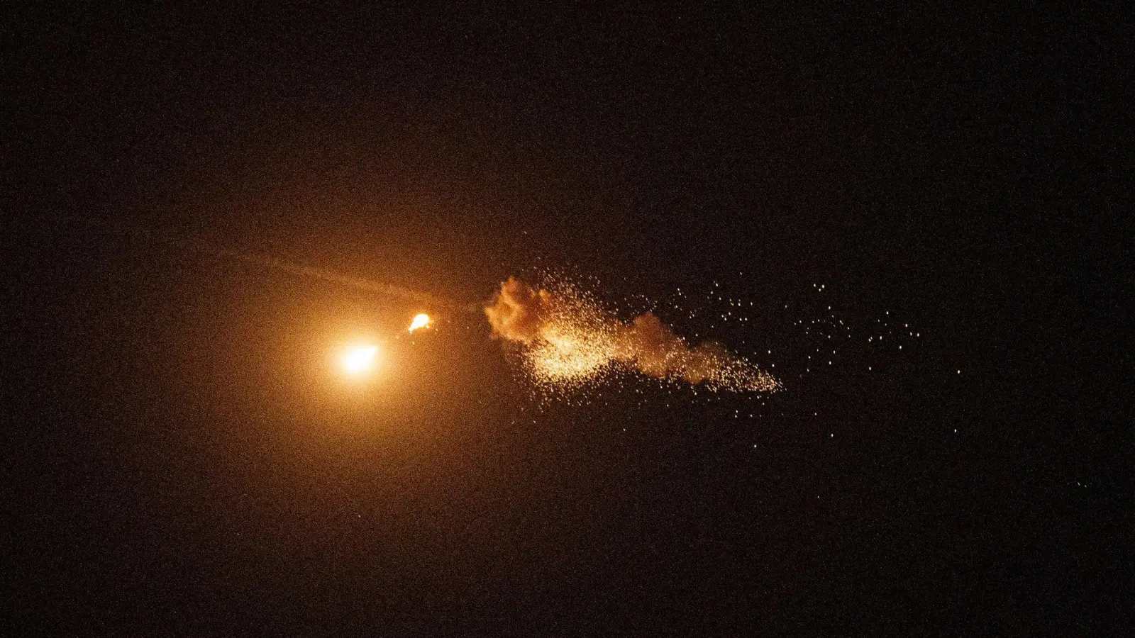 Die ukrainische Luftabwehr war in der Nacht einmal mehr im Dauereinsatz. (Archivbild) (Foto: Evgeniy Maloletka/AP/dpa)