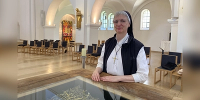 Schwester Raphaela Link versteht ihr Leben als eine persönliche Beziehung zu Gott. In der Webreportage im Rahmen des Projekts Crossmedia gibt sie mit weiteren Nonnen Einblicke in den Alltag im Kloster. (Foto: Lena Amon, Nupel Erdogan und Salome Schmidgall)