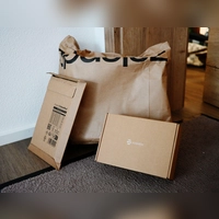 Verpackungen, die Unternehmen in Umlauf bringen, sollen zu großen Teilen recycelbar sein. Kartonage ohne Klebeband und andere Plastikkomponenten eignen sich dafür gut. (Foto: Luca Paul)