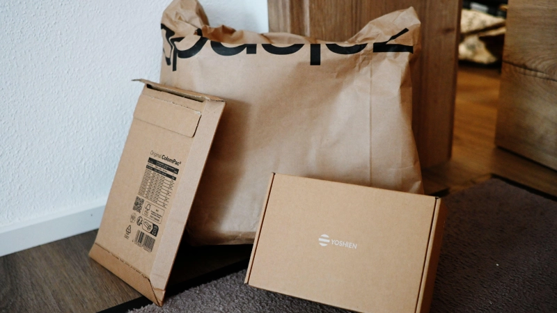 Verpackungen, die Unternehmen in Umlauf bringen, sollen zu großen Teilen recycelbar sein. Kartonage ohne Klebeband und andere Plastikkomponenten eignen sich dafür gut. (Foto: Luca Paul)