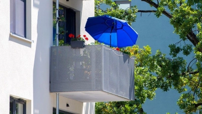 Schirm aufstellen - kein Problem. Mieter haben bei der Gestaltung des Balkons weitgehend freie Hand. (Foto: Zacharie Scheurer/dpa-tmn/dpa)