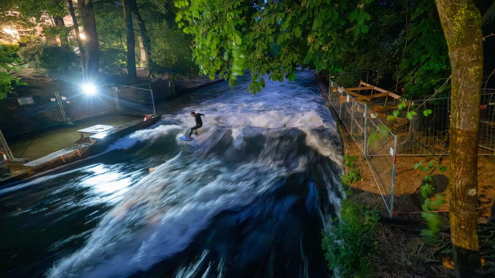 In den frühen Morgenstunden war ein Surfer mit seinem Brett auf der gesperrten Welle.  (Foto: Peter Kneffel/dpa)
