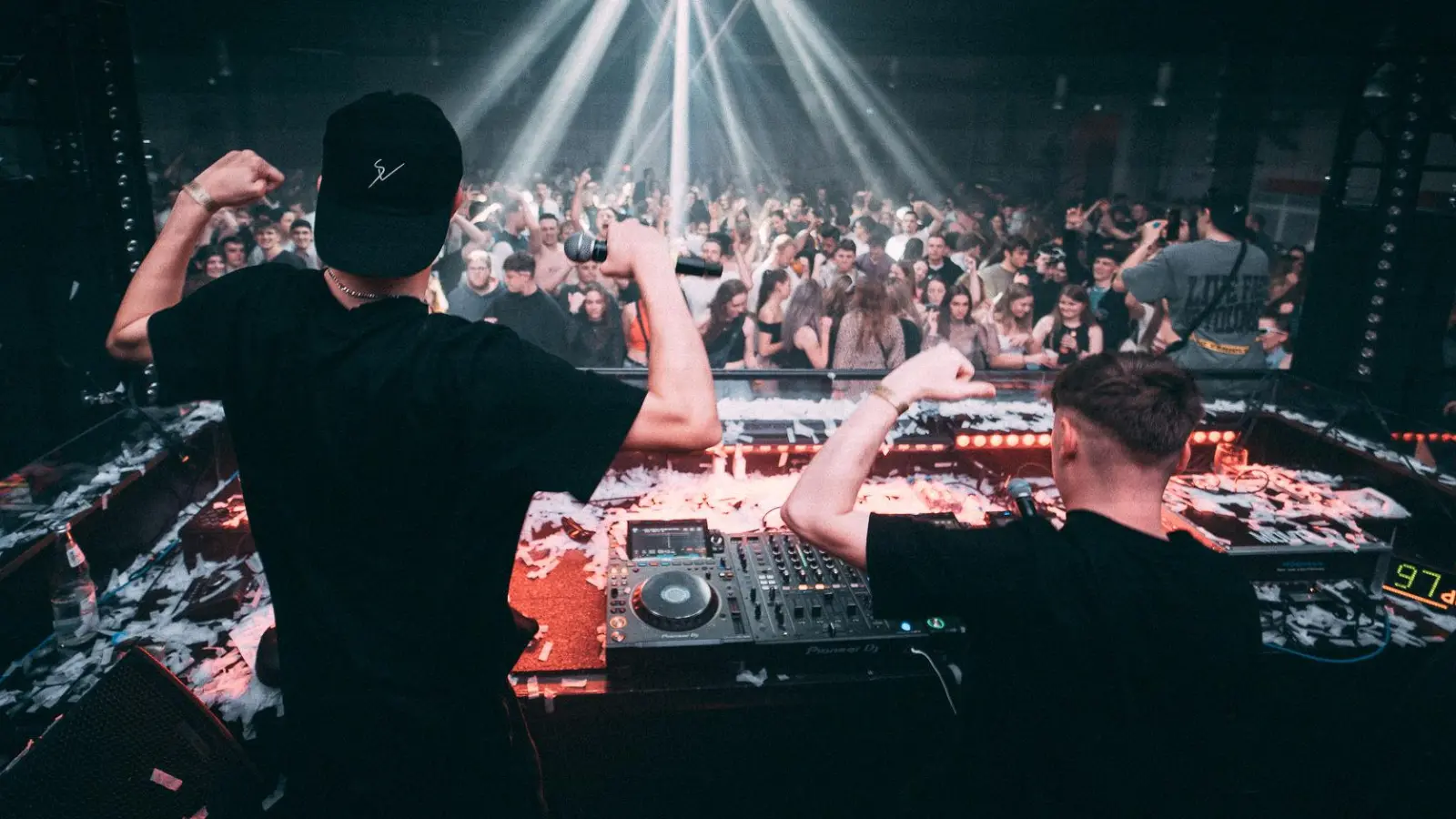 Die DJs Luca-Dante Spadafora und Niklas Dee feiern mit „Mädchen auf dem Pferd” einen durchschlagenden Chart-Erfolg. (Foto: Jonas Rose)