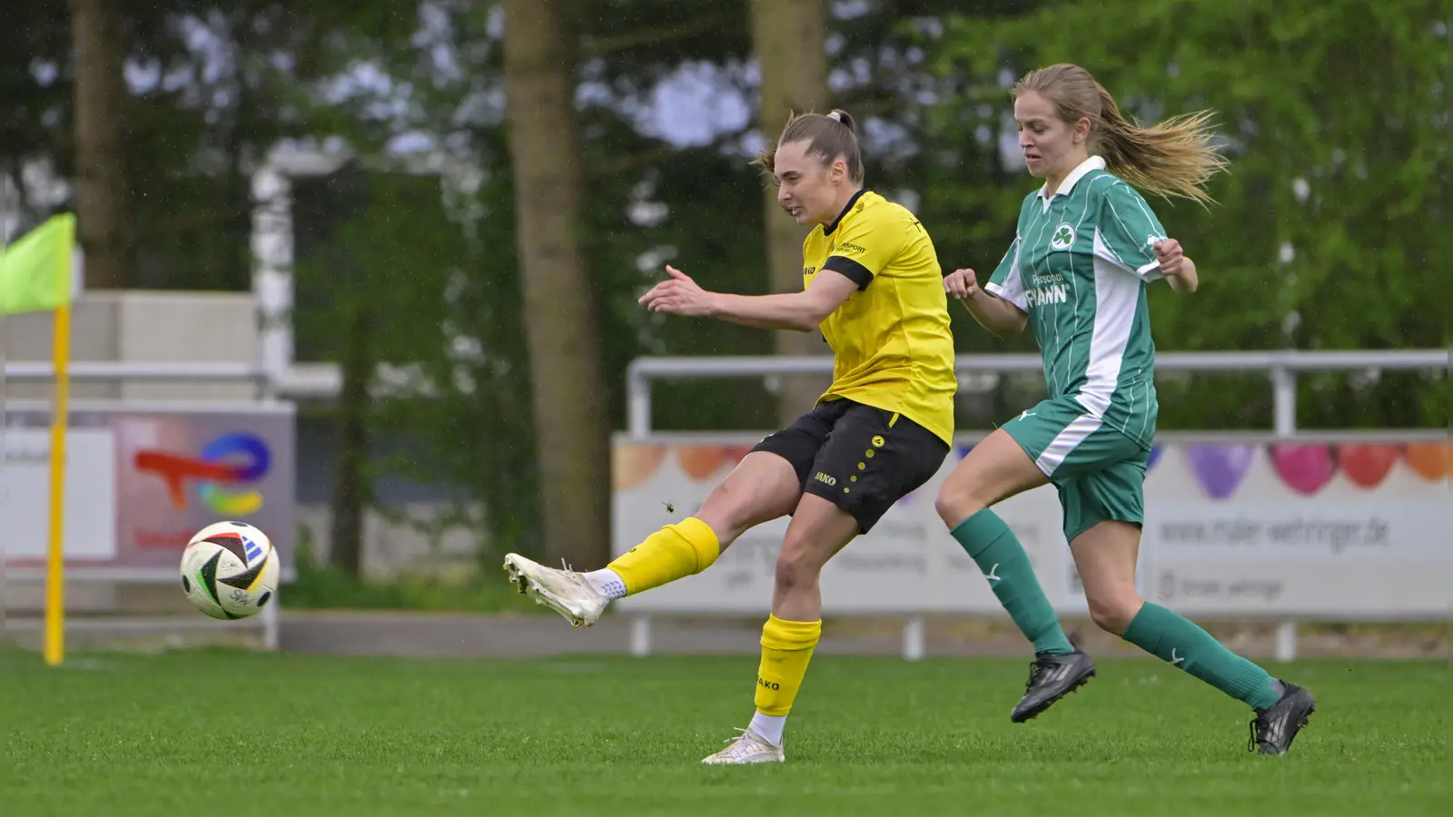 Sara Hofmann (in Gelb, hier in einem Spiel gegen Greuther Fürth) war nicht gerade für ihre Torgefahr bekannt, aber sie brachte viele andere Qualitäten ins Weinberger Spiel ein. (Foto: Martin Rügner)