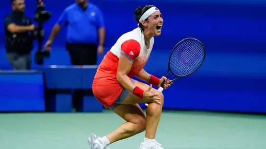 Ons Jabeur reagiert nach ihrem Sieg. (Foto: Frank Franklin Ii/AP/dpa)