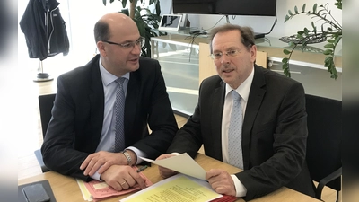 Hans Herold (rechts), wie man ihn kennt: Stets befindet er sich mit den bayerischen Ministern – im Bild Albert Für-acker – im engen Austausch, um das Beste für den Landkreis zu erreichen. (Archivbild: Sandra Belatschek)