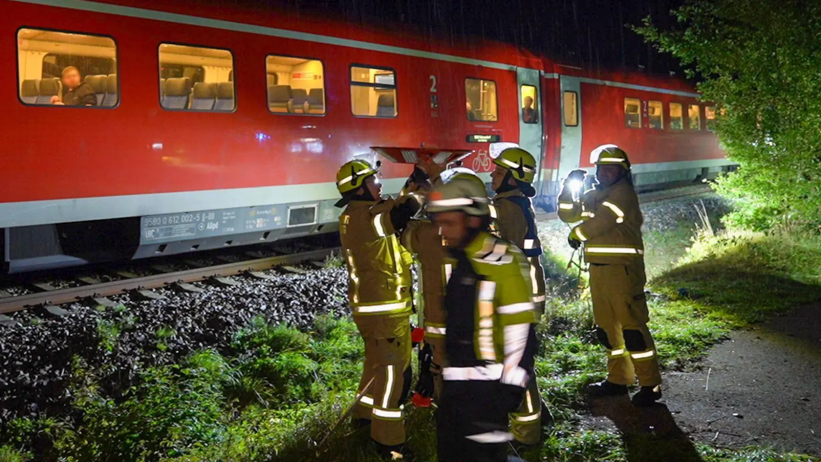 Der Regionalzug musste „notdürftig“ repariert werden.  (Foto: Malte Tiedemann/NEWS5/dpa)