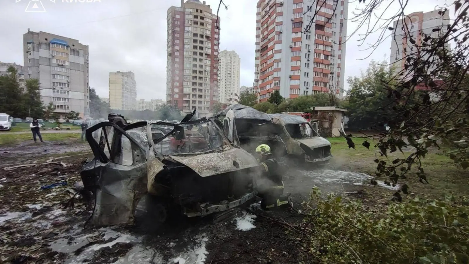 Jeden Tag schlagen in Kiew russische Kampfdrohnen ein.  (Foto: -/Ukrainian Emergency Service/AP/dpa)