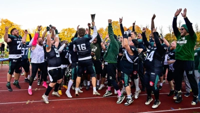 In Jubelpose: die Nürnberg Hawks mit Fabian Döllinger (helles Shirt) nach dem Sieg in München. (Foto: Alexander Kaiser)