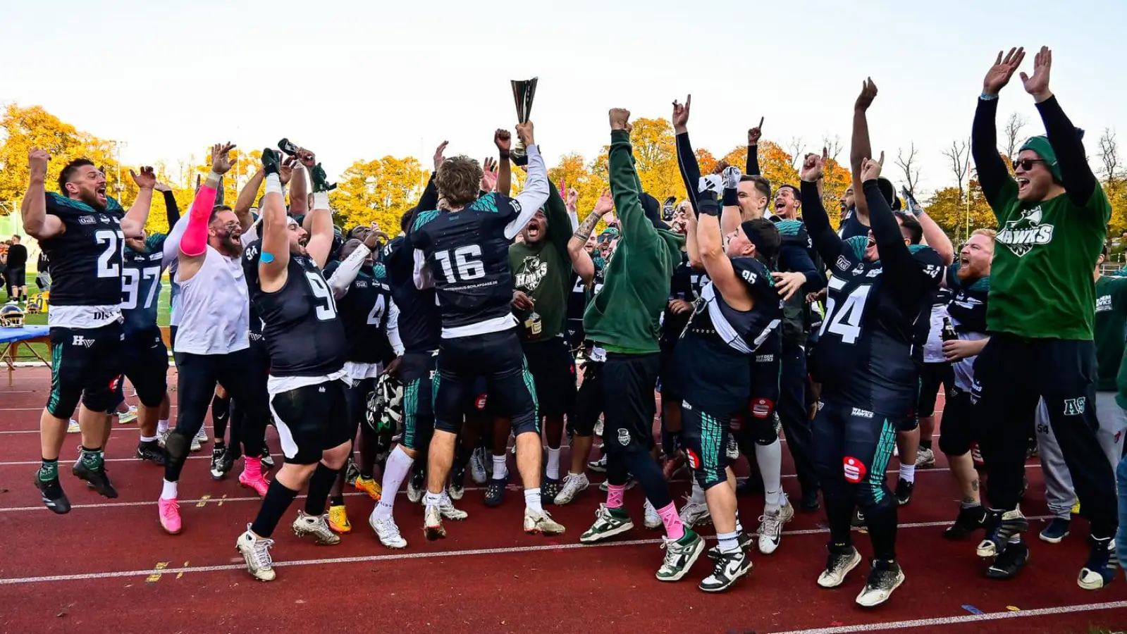 In Jubelpose: die Nürnberg Hawks mit Fabian Döllinger (helles Shirt) nach dem Sieg in München. (Foto: Alexander Kaiser)