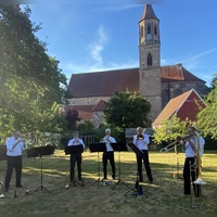 Das fünfköpfige Blechbläserensemble Tibilustrium musizierte im Pfarrgarten in Königshofen. (Foto: Albrecht Flierl)