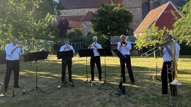 Das fünfköpfige Blechbläserensemble Tibilustrium musizierte im Pfarrgarten in Königshofen. (Foto: Albrecht Flierl)
