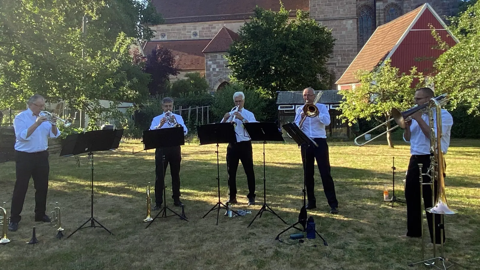 Das fünfköpfige Blechbläserensemble Tibilustrium musizierte im Pfarrgarten in Königshofen. (Foto: Albrecht Flierl)