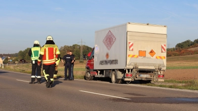 Nach Angaben der Polizei hatte der Kleintransporter Gefahrgut geladen, darunter Sprengstoff und verschiedene Zünder. Aufgrund der besonderen Ladung wurden mehrere Feuerwehren alarmiert. (Foto: Antonia Müller)
