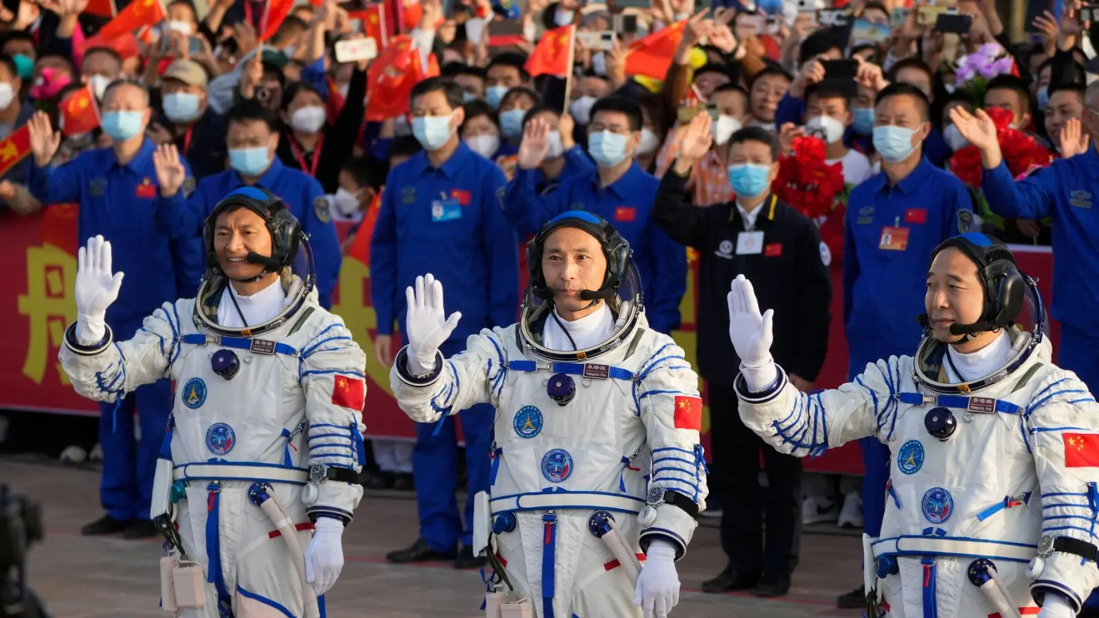 Die chinesischen Astronauten der Shenzhou-16-Mission(l-r): Gui Haichao, Zhu Yangzhu und Jing Haipeng. (Foto: Mark Schiefelbein/AP)