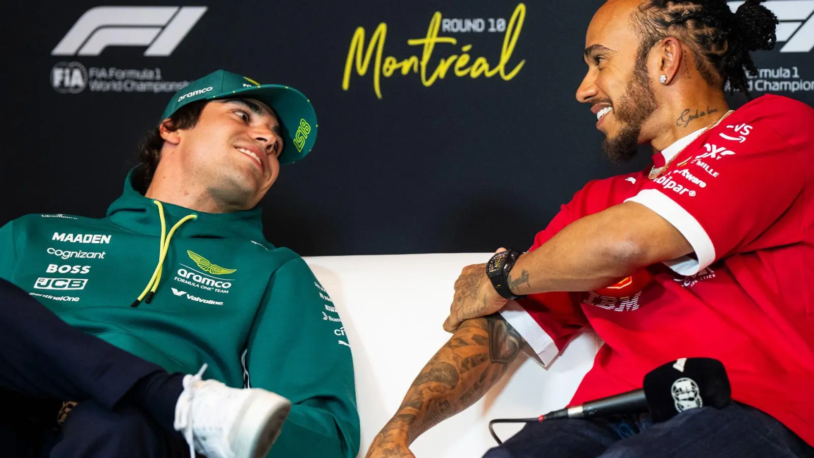 Hamilton (rechts) bei einer Medienrunde im Gespräch mit Lance Stroll. (Foto: Christopher Katsarov/The Canadian Press/AP/dpa)