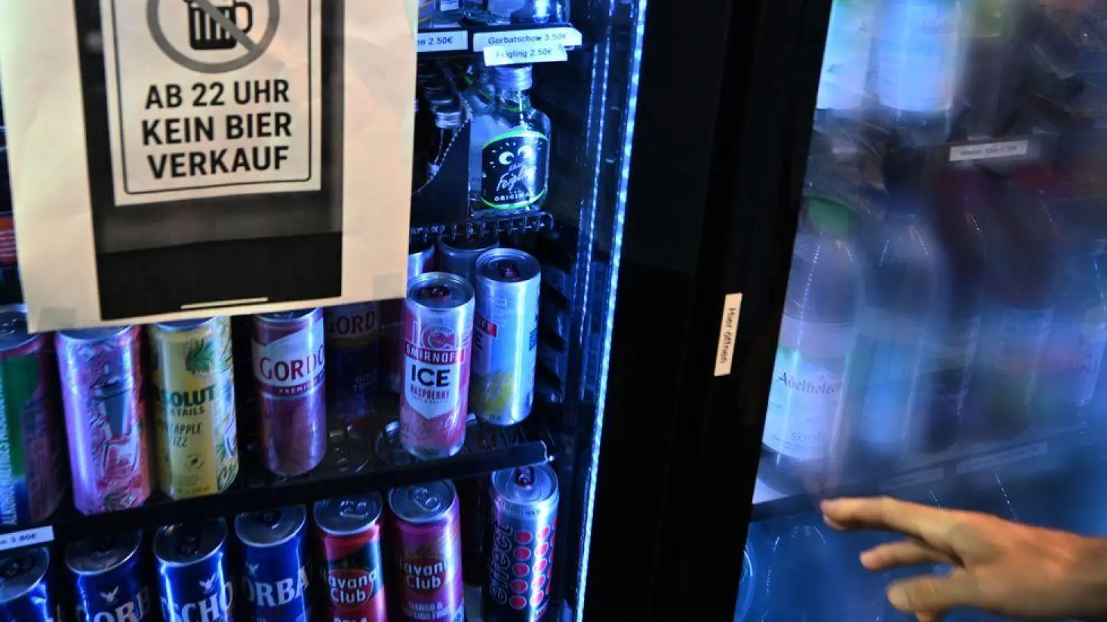 Nach 22.00 Uhr kein Flaschenbier mehr? Das droht im Münchner Univiertel. (Archivbild) (Foto: Felix Hörhager/dpa)