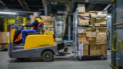 Pakete in einem DHL-Zentrum - manche Sendung wird künftig teurer. (Foto: Patrick Pleul/dpa)