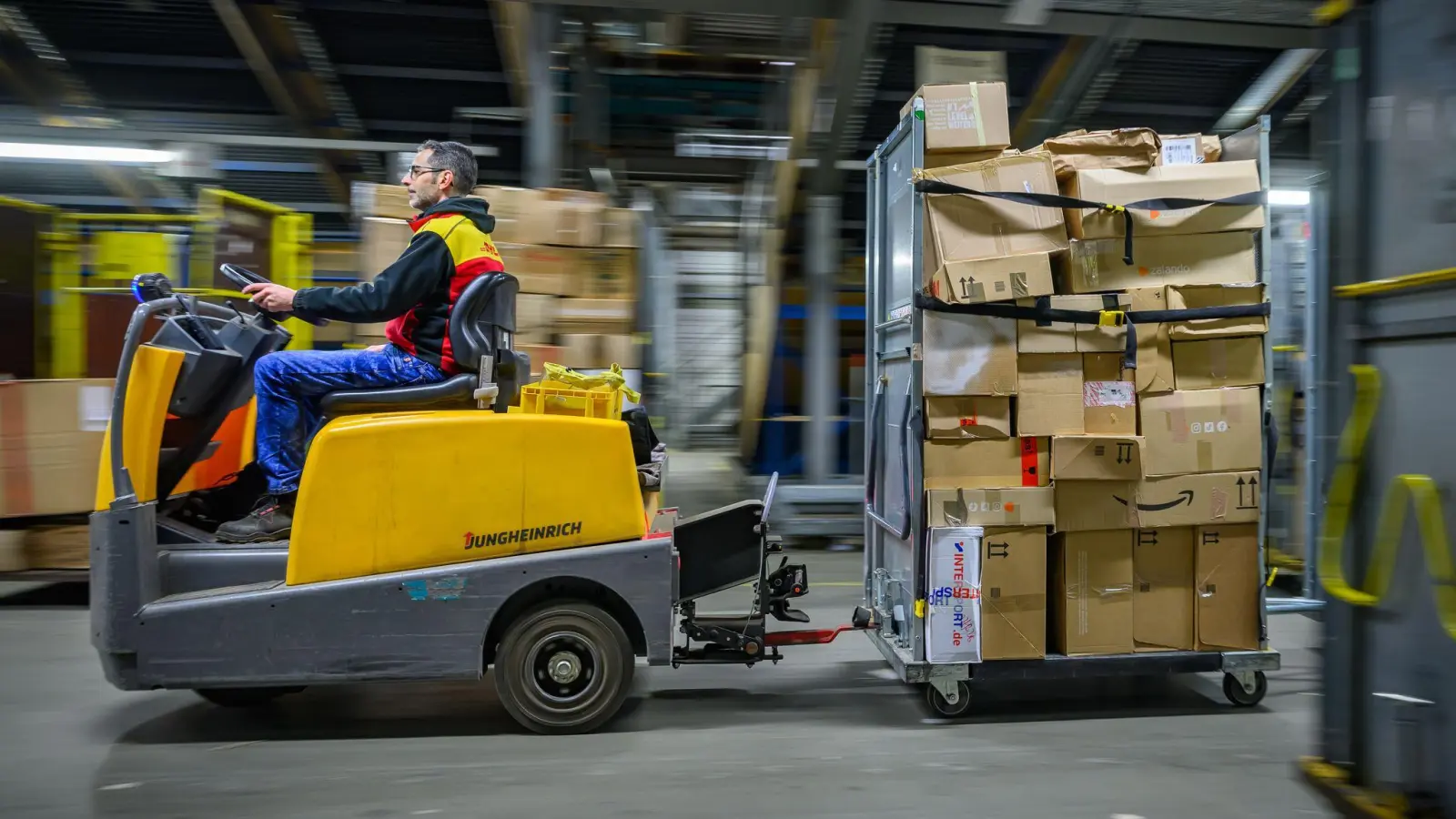 Pakete in einem DHL-Zentrum - manche Sendung wird künftig teurer. (Foto: Patrick Pleul/dpa)