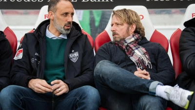 VfB-Sportdirektor Sven Mislintat (r) muss einen Nachfolger für Pellegrino Matarazzo finden. (Foto: Tom Weller/dpa)
