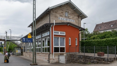 Aufwendig war das von der Gemeinde gekaufte Bahnhofsgebäude in Hagenbüchach saniert worden. Dafür gab es sogar 2016 einen Staatspreis für das schmucke Haus. (Foto: Mirko Fryska)