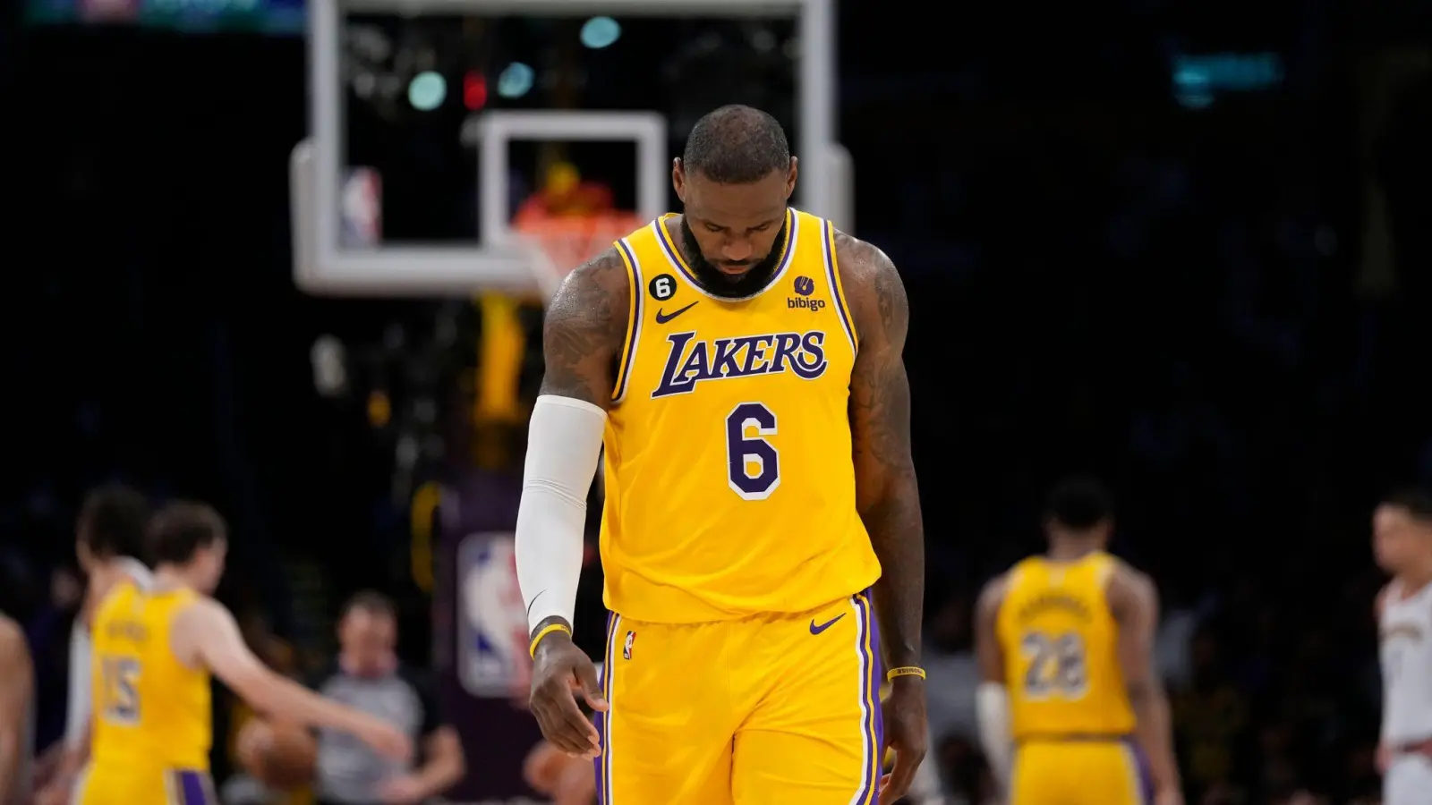 LeBron James war nach dem Playoff-Aus der Los Angeles Lakers enttäuscht. (Foto: Ashley Landis/AP)