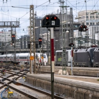 Fernzüge verbinden vor allem große Städte - sollen aber nach Wunsch der Staatsregierung auch mittelgroße Städte ansteuern. (Symbolbild) (Foto: Peter Kneffel/dpa)
