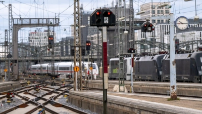 Fernzüge verbinden vor allem große Städte - sollen aber nach Wunsch der Staatsregierung auch mittelgroße Städte ansteuern. (Symbolbild) (Foto: Peter Kneffel/dpa)