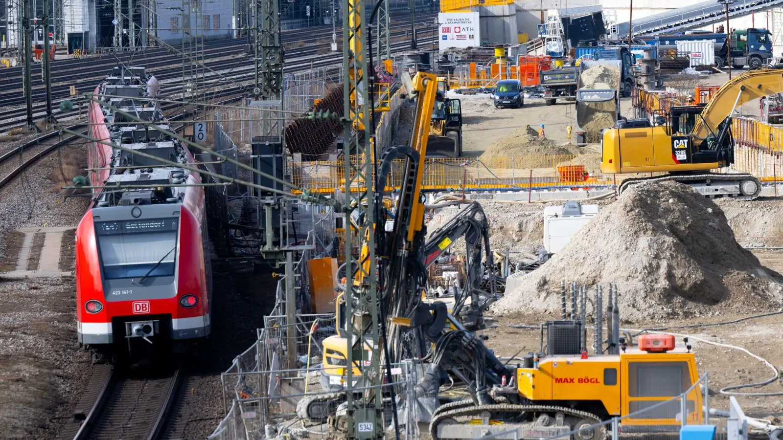 Die Sperrung der S-Bahn-Stammstrecke bei Laim wird bis Freitag verlängert (Archiv).  (Foto: Sven Hoppe/dpa)
