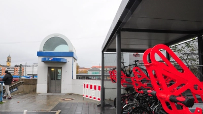 Übereinander gestapelt ist in den neuen Doppelstockern auf der Südseite Platz für mehr Fahrräder. In wenigen Schritten ist man von den bereits nutzbaren Abstellanlagen aus am Gleis. (Foto: Jonas Volland)