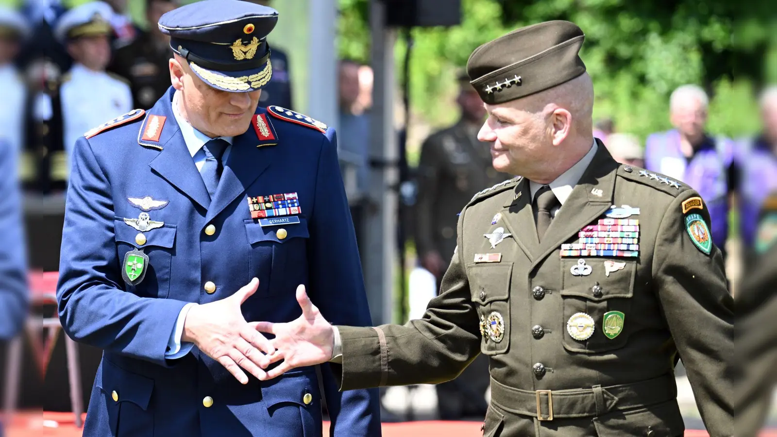 Eine Ebene unter Oberbefehlshaber General Christopher G. Cavoli (r) wird es demnächst einige Änderungen in der Nato-Kommandostruktur geben. Das Kommando über das Joint Force Command Brunssum werden sich dann Deutschland und Polen im Rotationsprinzip teilen. Derzeit wird es von dem deutschen General Ingo Gerhartz geführt (l). (Archivbild) (Foto: Federico Gambarini/dpa)