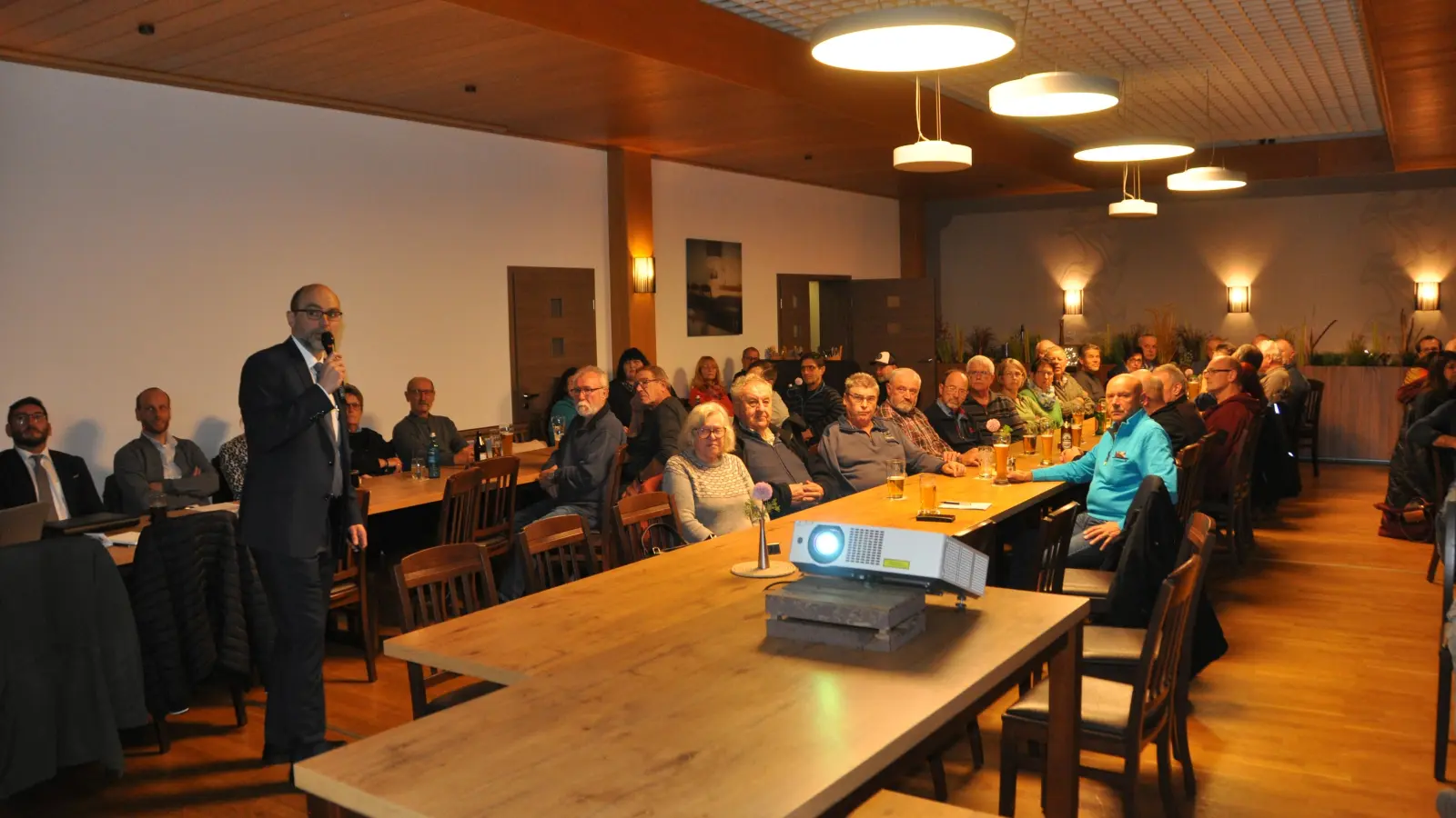 Bürgermeister Markus Liebich (stehend) und seine Verwaltungsmitarbeiter berichteten in der Bürgerversammlung ausführlich über die Entwicklung der Stadt Leutershausen.  (Foto: Wolfgang Grebenhof)