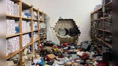 Einbrecher haben sich mit Hilfe eines großen Bohrers Zugang zum Tresorraum verschafft. (Foto: -/Polizei Gelsenkirchen/dpa)