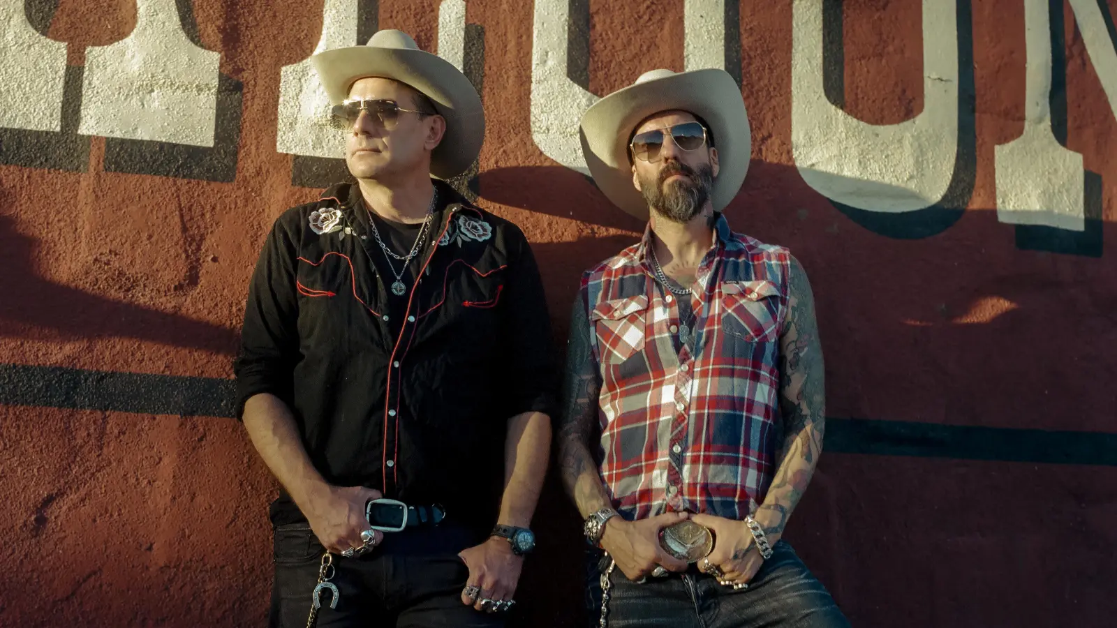 Gehen mit ihren Band-Kollegen auf Tour: Sascha Vollmer (links) und Alec Völkel von The BossHoss. (Foto: Nathini van der Meer)