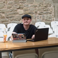 Laptop und Tablet gehören zu den wichtigsten Arbeitsmitteln von Regieassistent Leo Dörfler. (Foto: Corinna Müller)