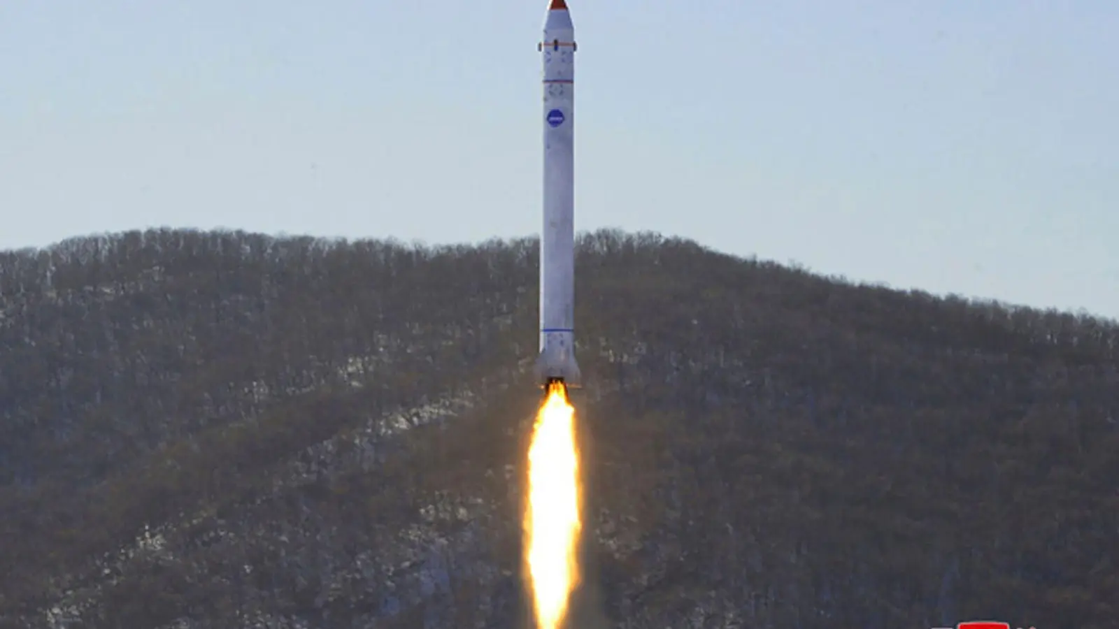 Dieses Foto zeigt angeblich den Test einer Rakete mit einem Testsatelliten auf dem Sohae-Satellitenstartplatz in Nordkorea. Das Bild wurde von der staatlichen Nachrichtenagentur KCNA zur Verfügung gestellt, sein Inhalt kann nicht unabhängig verifiziert werden. (Foto: Uncredited/KCNA via KNS/AP)